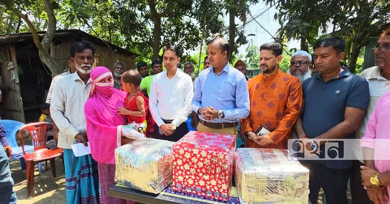 শিশু মুসলেমার সঙ্গে উপজেলা নির্বাহী কর্মকর্তা ও অন্যান্যরা